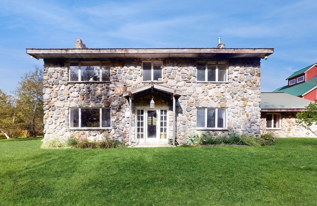 Mountain view house w/ two fireplaces, BBQ, w/d, jacuzzi, wifi, a/c