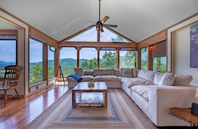Mountain View/Jacuzzi/ Fire pit/ Close to Downtown. Pet Friendly!