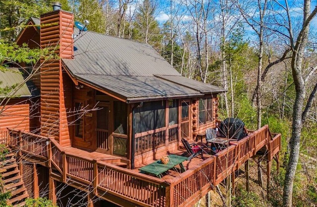 Mountain Vista is pet friendly with a Mountain view, hot tub and fire-pit and a screened porch. WiFi