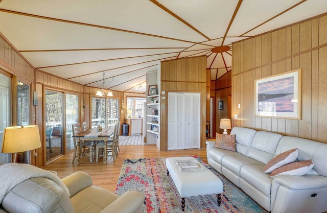 Mountaintop Wolf Laurel Home w / Vistas y comodidades!