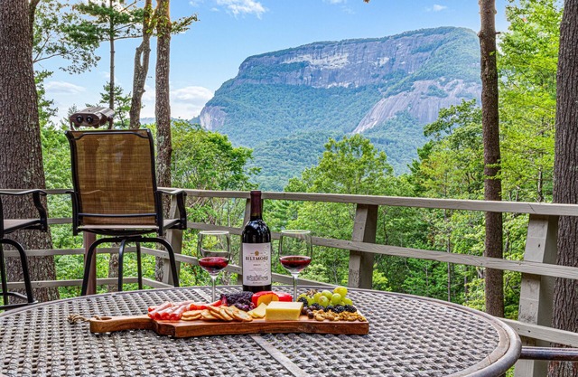Mt Getaway w/Spectacular Views, Hot Tub, Fire Pit, 10 acres, 4 miles to Cashiers