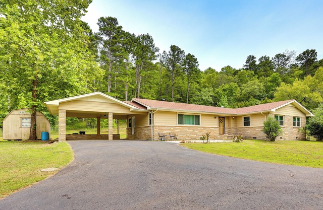 Mt Ida Home w/ Patio: 11 Mi to Lake Ouachita!