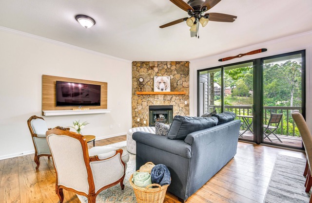 Mtn Cabin w/ Balcony & View in Burnsville!
