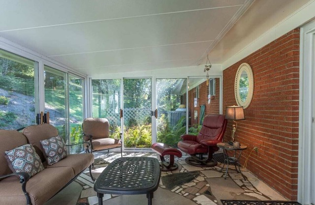 Mtn Retreat~Mins to Downtown Burnsville, WiFi+Grill, EV Level 2 Charger, Private