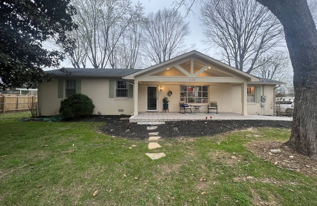 Muletown's Cozy Classic w/ hot tub, outdoor game area, and fire pit