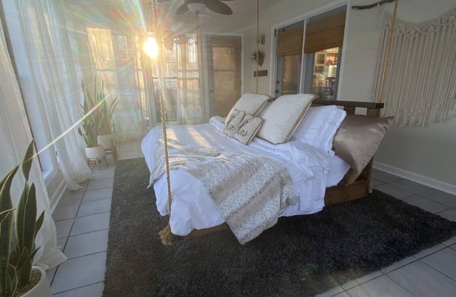 Muletown’s Modern Comfy Cottage w/ inground pool, hot tub, pool table & fire pit