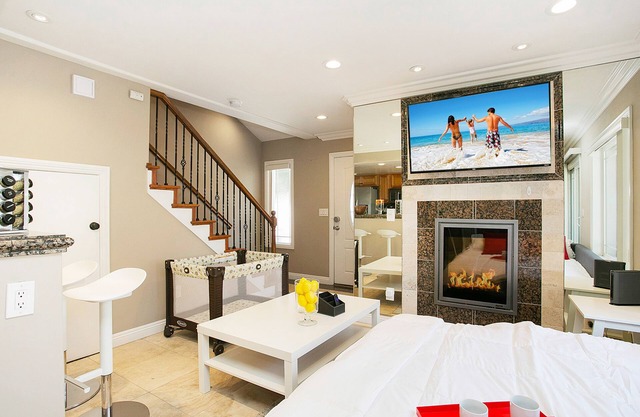 Costa Mesa/Newport - Fast WiFI - Work Stations - Free Parking - Self Check In! (CM-1)