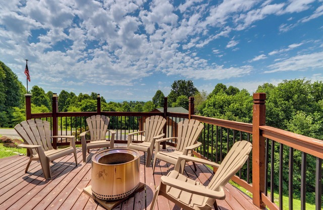 Murphy Cabin w/ Fire Pit & Mountain Views!