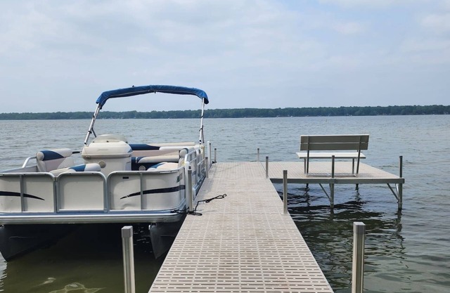 Murphy's Lakefront Jacuzzi Retreat- Grand Opening June 2025 9 Miles to Wis Dells