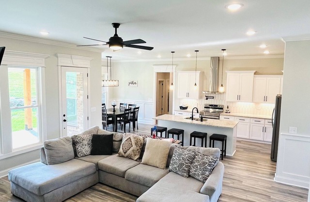 Music City New 3000sq' Home in a quiet neighborhood.