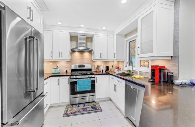 Mystic Mansion in Mississauga w/Party Rm Sleeps 10