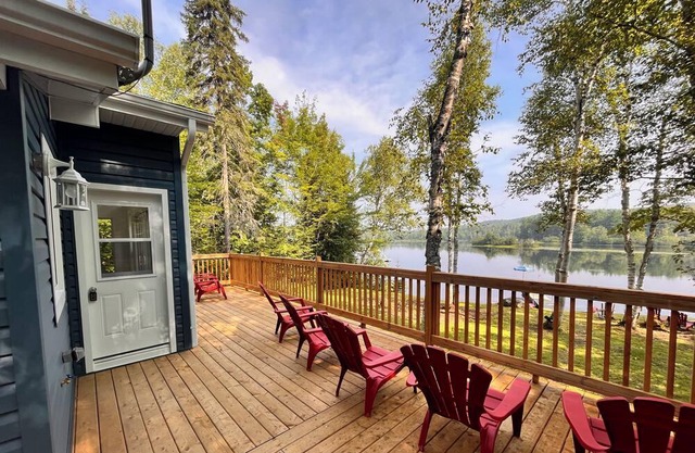 NALA'S LAKEHOUSE RETREAT- WATERFRONT AND OVER 1 ACRE TREE LINED PRIVATE PROPERTY