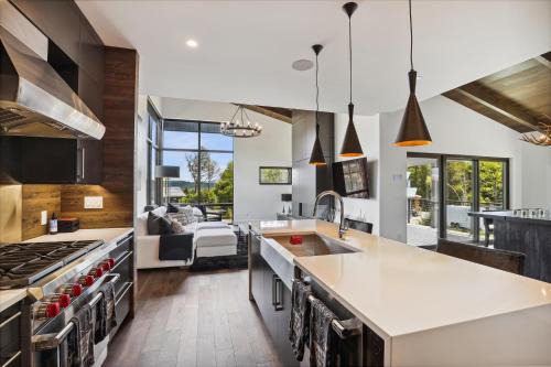 Natures Way: 4 br, fireplace, a/c, hot tub, community summer pool, garage