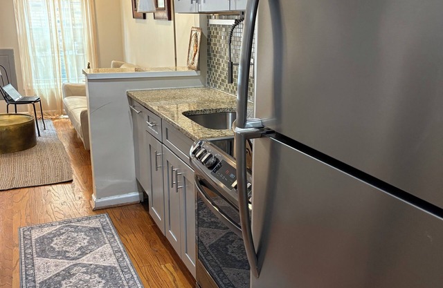 1-bedroom house walk to ballpark, museums, and monuments