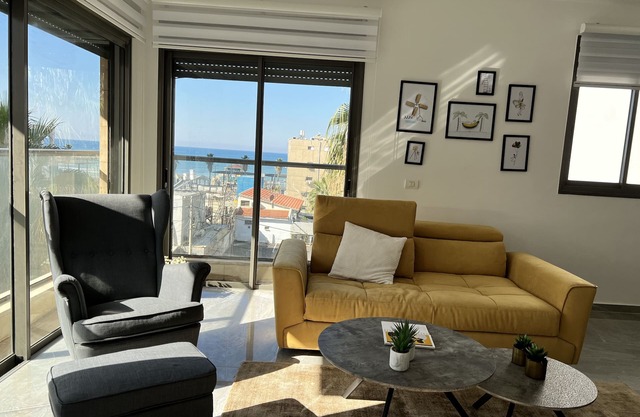 Near Beach & Market Beautiful 4 Bedroom Apartment