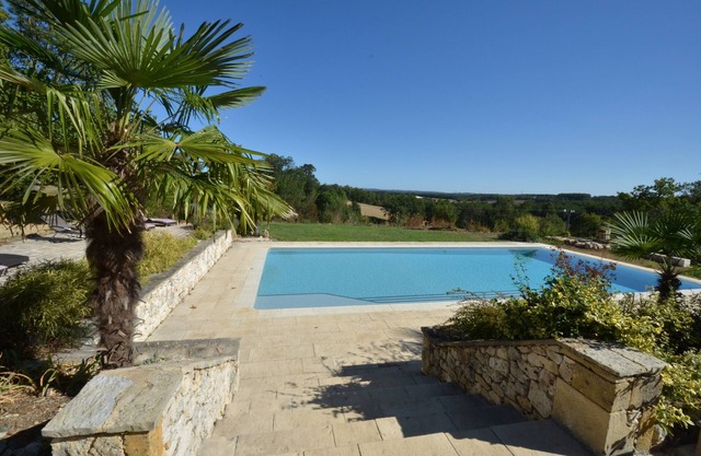Cerca de Bergerac, una elegante casa familiar del siglo XIX con piscina.