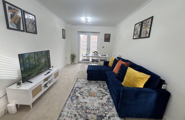 3BR-2Bath-Garden-Parking-NearCity-WiFi