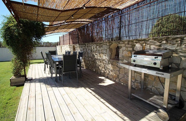 Cerca de Nîmes, casa con grandes volúmenes, hermosa piscina, se admiten perros