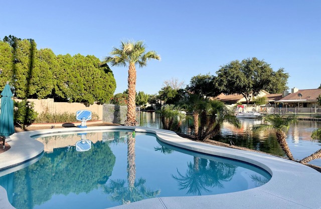 Near State Farm, Spring Training, NASCAR and more-Lakefront with Private Pool!!