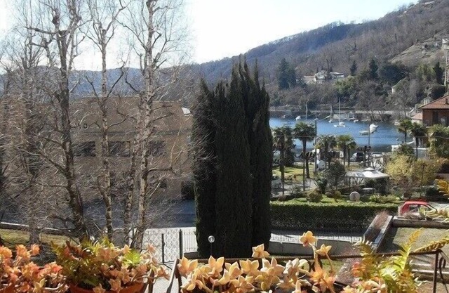 Cerca de Stresa, el apartamento de Lesa con terraza con vistas al lago. WI-FI