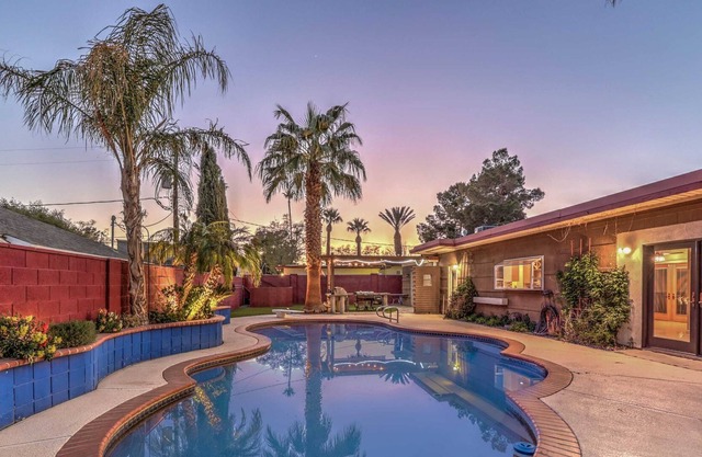 Near Strip Oasis with Pool, 3 BR - Extended Stay