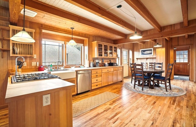 Nebesna House - Beachcomber Vacation Homes