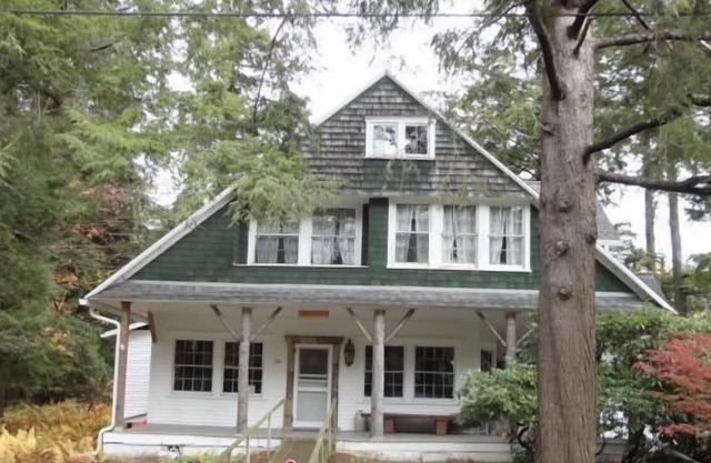 Nestle en este clásico "Birchwood" Cottage Eagles Mere.