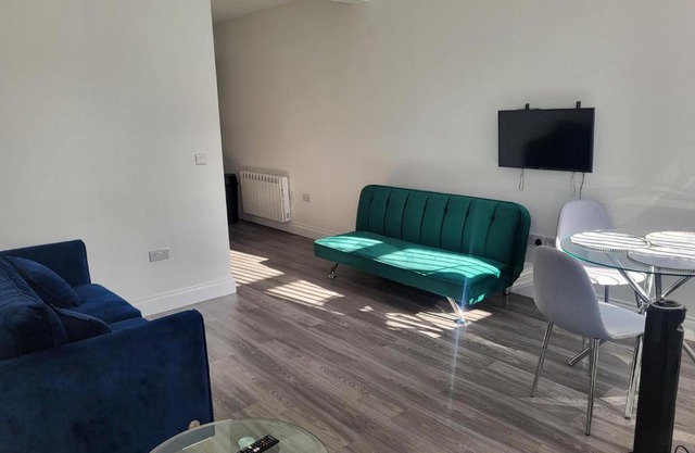 NEW 1 BED FLAT IN DARTFORD AIRPORT PICK,DROP AVAILABLE- 40 Mins into London -FIBRE BROADBAND-10 MINS WALK TO CITY CENTRE