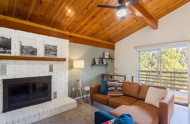 New 2 Bedroom / 1 Bath Cabin Among the Lake Arrowhead Pine Forest