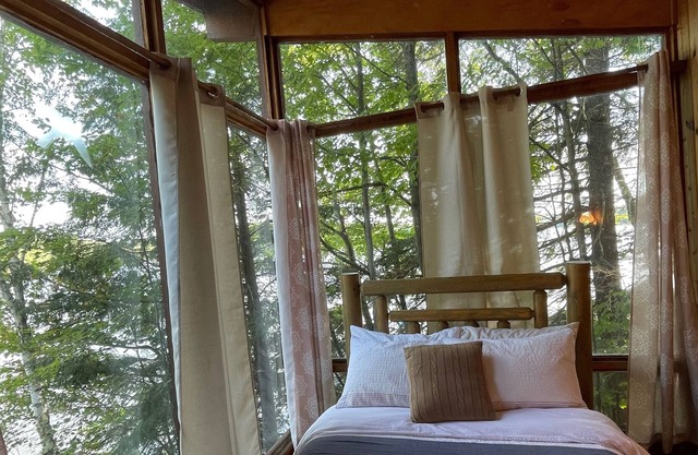 **NEW** 4 Bed 1 Bath - Lake Front Cottage in Muskoka