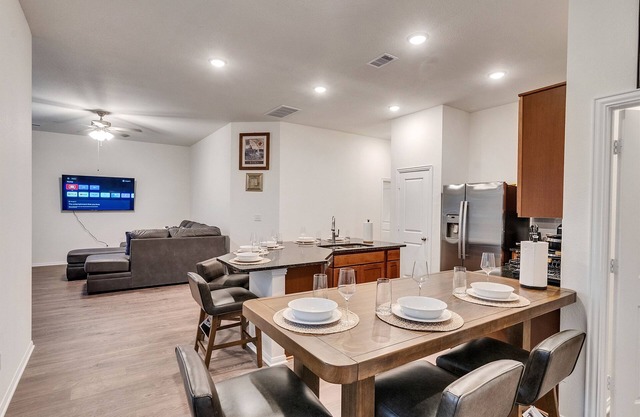 New 5BR Luxury · Sleeps 10 · Lake Jackson