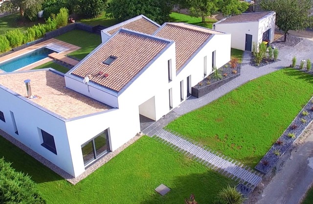 Casa de diseñador con toda la comodidad en medio de la naturaleza y con piscina