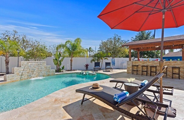 New! Amazing Heated Pool, 12 min to Beach & IMG
