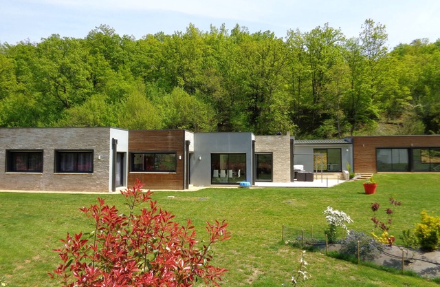 CERCA DE SARLAT, villa contemporánea con piscina cubierta climatizada a 28 ° c