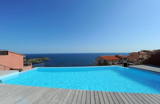 Apartamento nuevo con espléndidas vistas al mar y piscina.