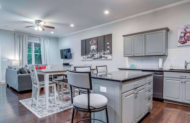 New! - At Home in the Highlands 4br/2ba Walkable!