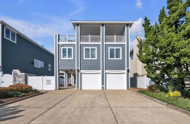 NEW! Beach House 7Bd 5Bth Pool / Hot Tub / Boating