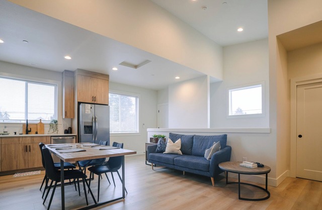 NEW Beautiful & Cozy Condo In Heart of Vancouver. Minutes away from Waterfront