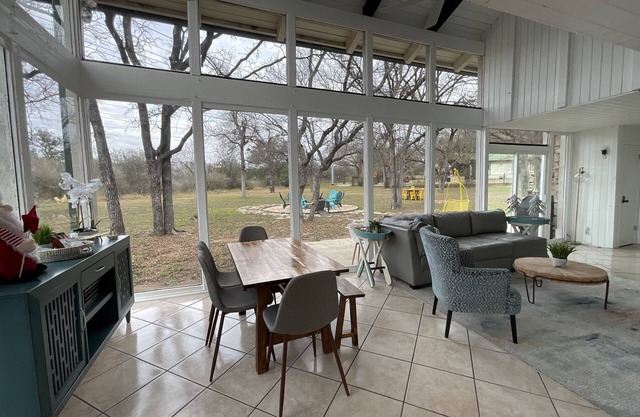 NEW!! Beautifully renovated familyand pet friendly duplex!