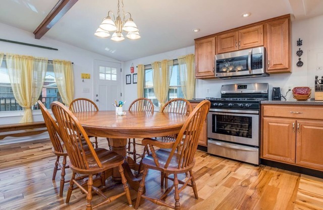 NEW, BIG 3 BEDROOM is OCEANblock, free parking, just a few steps to the beach.