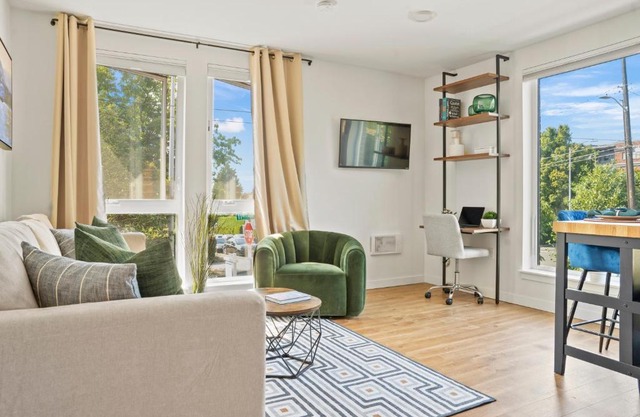 NEW Bright Capitol Hill Condo, Great Location Views