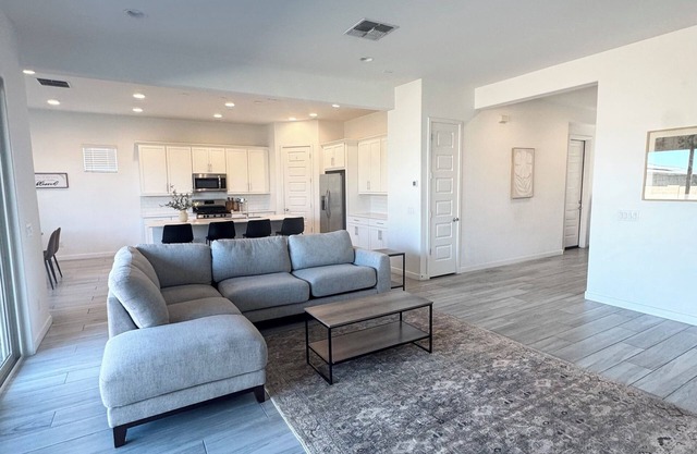 New Build 3bedroom house with WiFi just minutes away from downtown & the airport