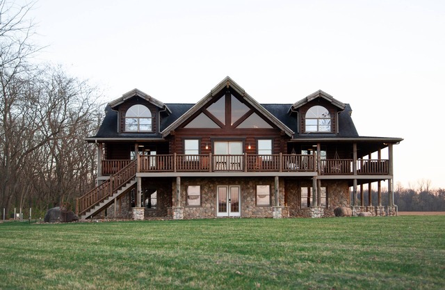 NEW CABIN! Hot Tub, Gazebo, Wraparound Deck, Sleeps 14. Drive to Hocking!