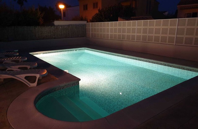 Chalet nuevo 7 hab. Piscina privada. Junto al mar.Parking. Playa poco concurrida