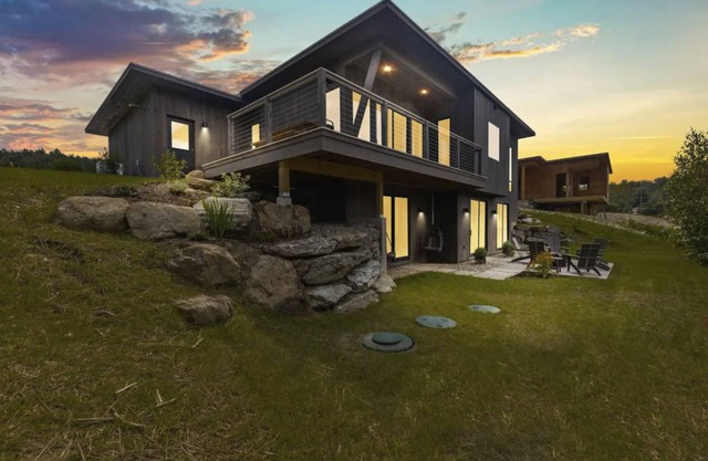NEW Const Stowe Modern Sleeps 8. View: Mt Mansfield & river! Private, EV Charger