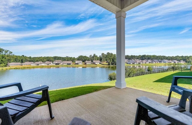 New Construction 4 bedroom Home on Lake/Pool in AU