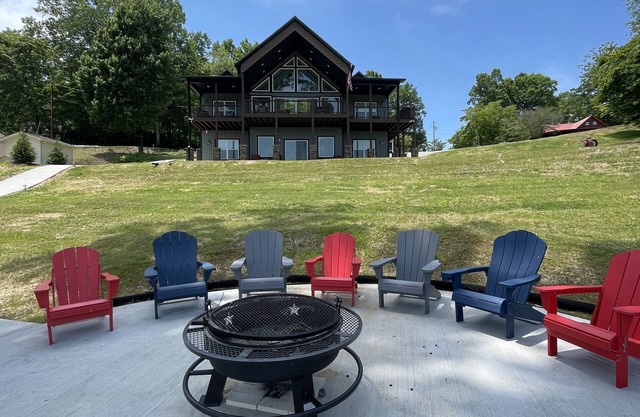 New Construction Norris Lakefront Home w/Dock - Gentle slope to Lake. Sleeps 12