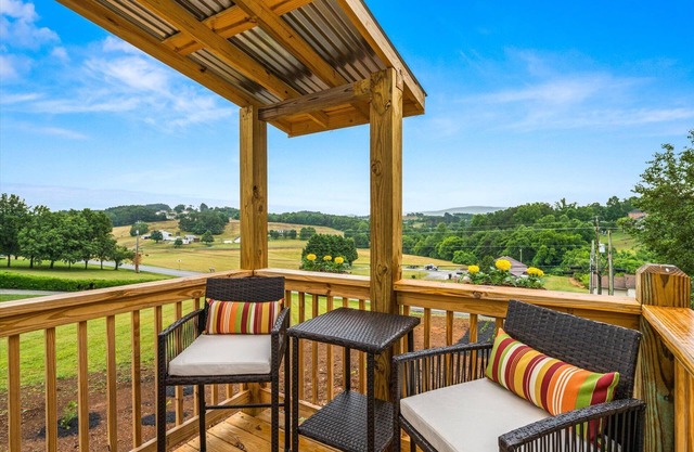NEW! Cozy Loft w/ King Bed Near Gatlinburg/Pigeon Forge/Knoxville