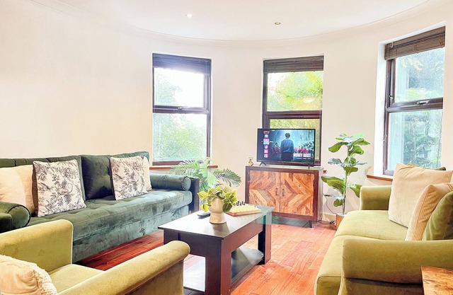 NEW Crouch End 4 Bed 3 Bath Home w/ Balcony & FREE Parking near Alexandra Palace