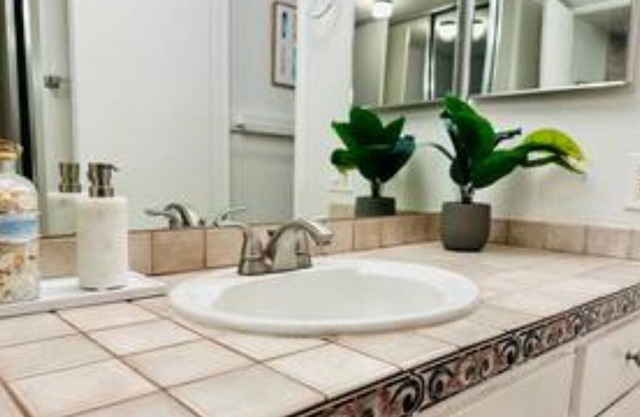 NEW! Cute Cottage - Walk to beach - Pool - Hot Tub